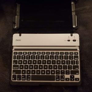 ZAGG IPad keyboard w/case and charge cord